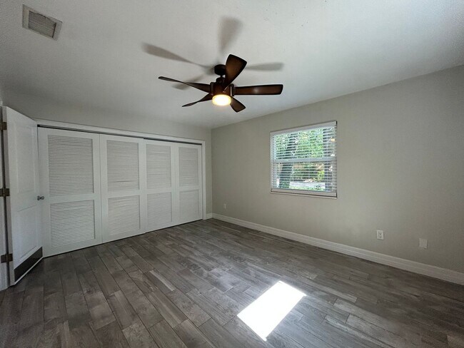 Building Photo - Dream home awaits: stunningly updated 3 be...