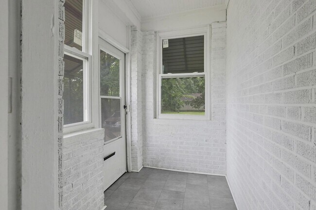 Building Photo - 2365 Stelzer Rd