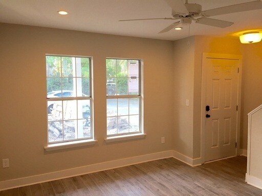 Building Photo - 2 Bedroom 1.5 Bath Townhouse - Downtown Charleston