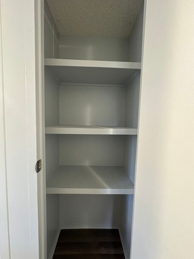 Building Photo - 114 Deer Rd