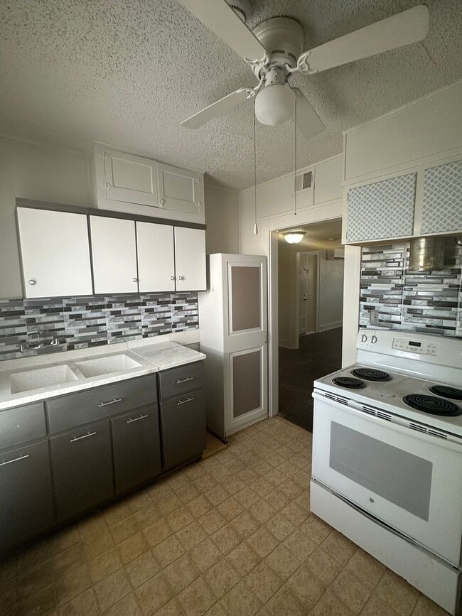 Building Photo - Coming Soon... 1 Bedroom Duplex In Central San Angelo!