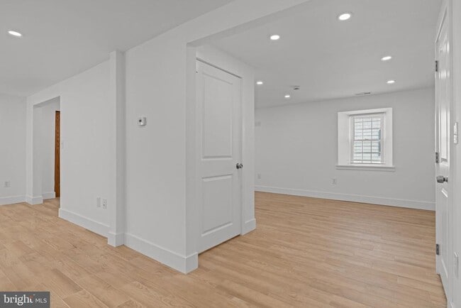 Building Photo - 122 E Richardson Ave
