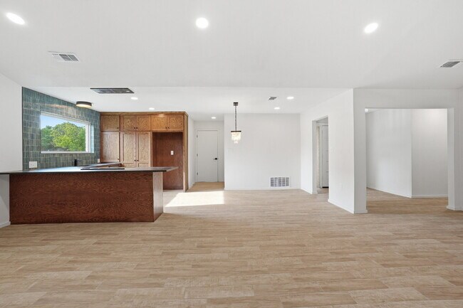Building Photo - "Charming 4-Bed Oasis with Fireplace in Lubbock - 2 Full Baths & Spacious 2460 Sq Ft!"