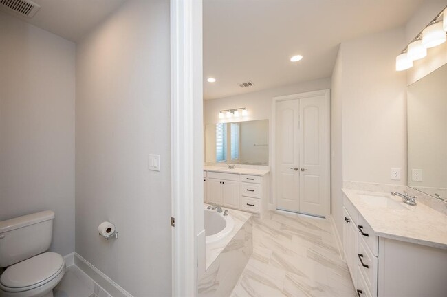 Building Photo - 29819 Breezy Pnes Lp