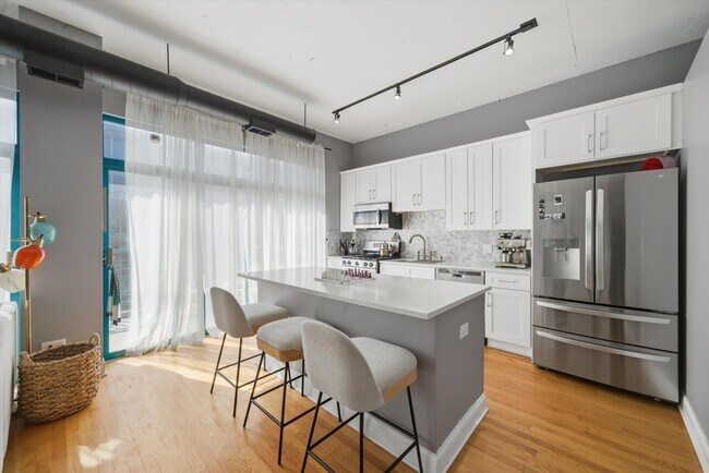 Building Photo - 910 W Madison St