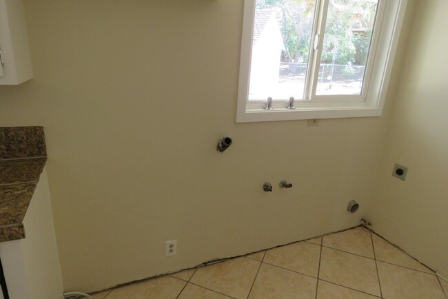 Building Photo - Sweet home in quiet neighborhood!