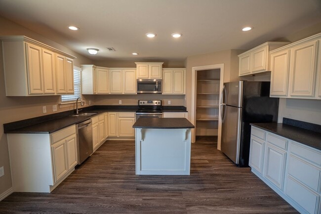 Building Photo - Spacious 3 Bedroom, 2 Bathroom home!