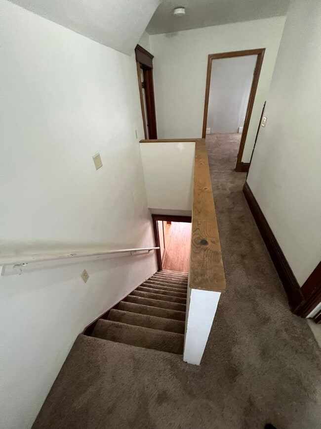 Building Photo - Large 4 bedroom house east of campus for A...