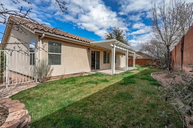 Building Photo - Dog Friendly 3 Bedroom Home In Painted Desert