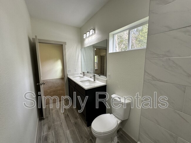 Building Photo - 107 Ross St