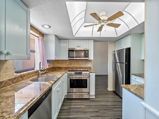 Building Photo - 8429 Cypress Lake Cir