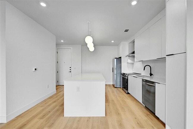 Building Photo - 1701 Simond Ave Ave