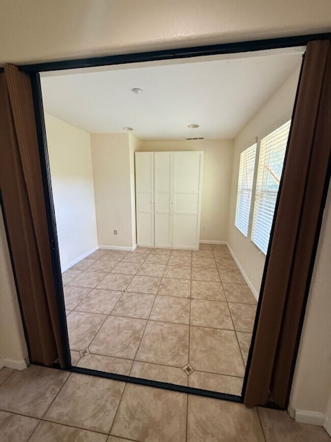 Building Photo - Eastlake Vistas condo available now