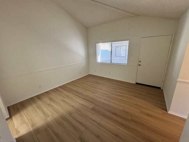 Building Photo - West Ventura Apartment