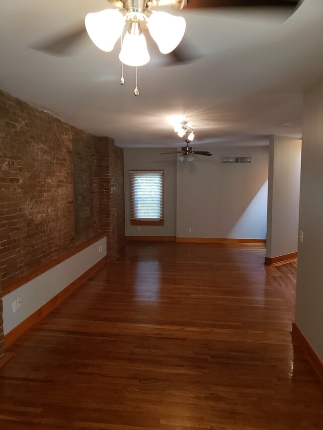 Building Photo - Spacious 2-level apartment with 1 bedroom and 2 full baths located in Kansas City, MO.