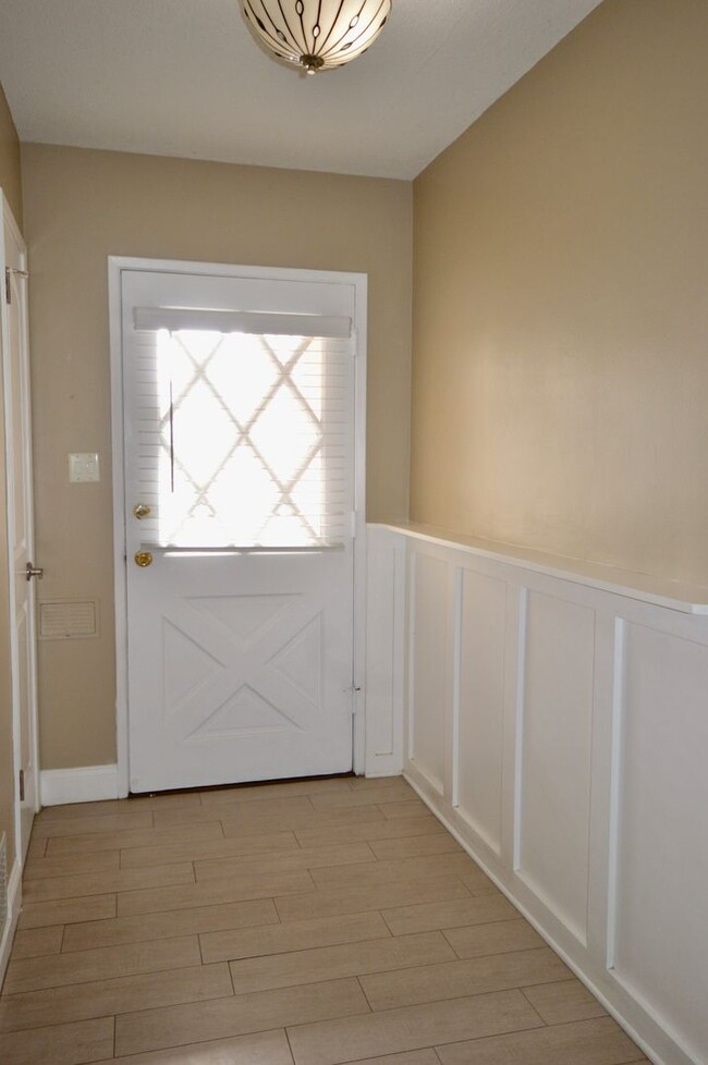 Building Photo - 3 Bedroom in Great Fullerton Neighborhood ...