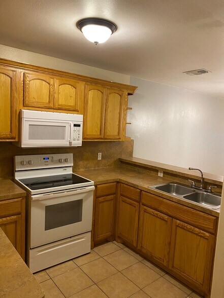 Building Photo - 1319 Nesmith St