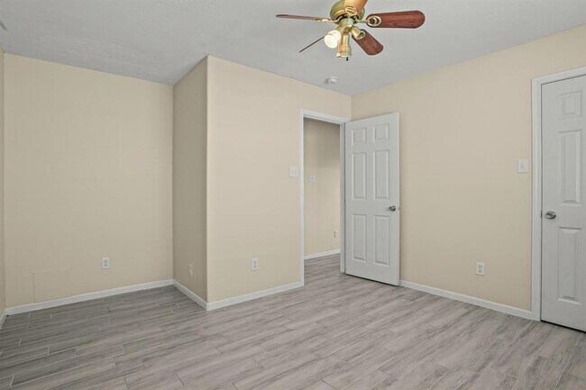 Building Photo - 420 Woodlake Dr