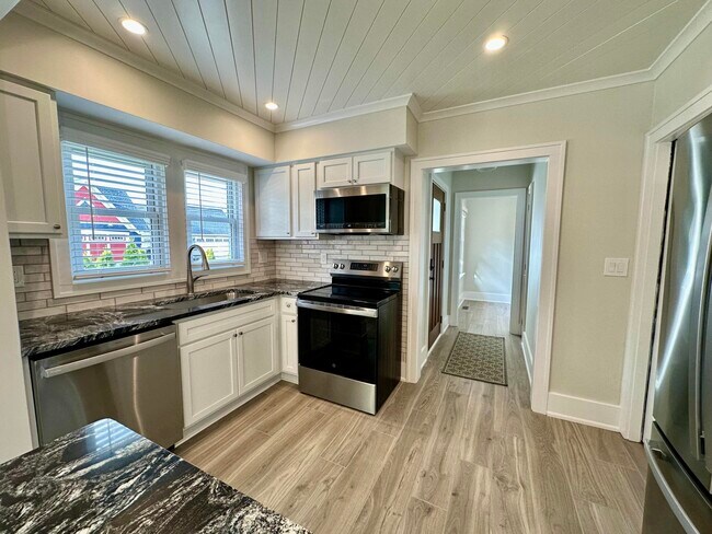 Building Photo - 992 Palmer