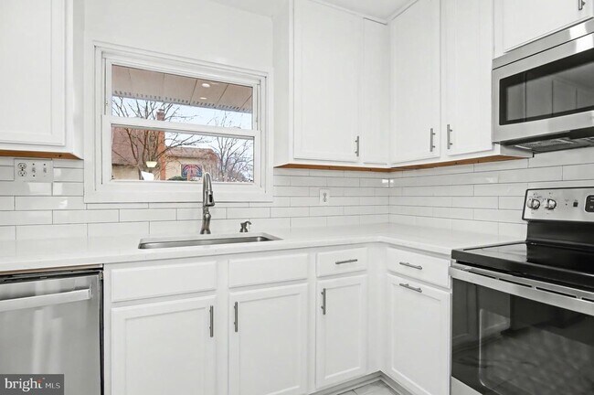 Building Photo - 312 E Gordon St