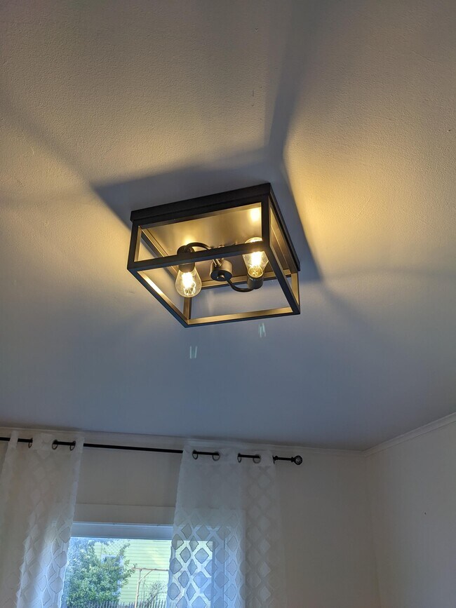 Building Photo - 110 6th St