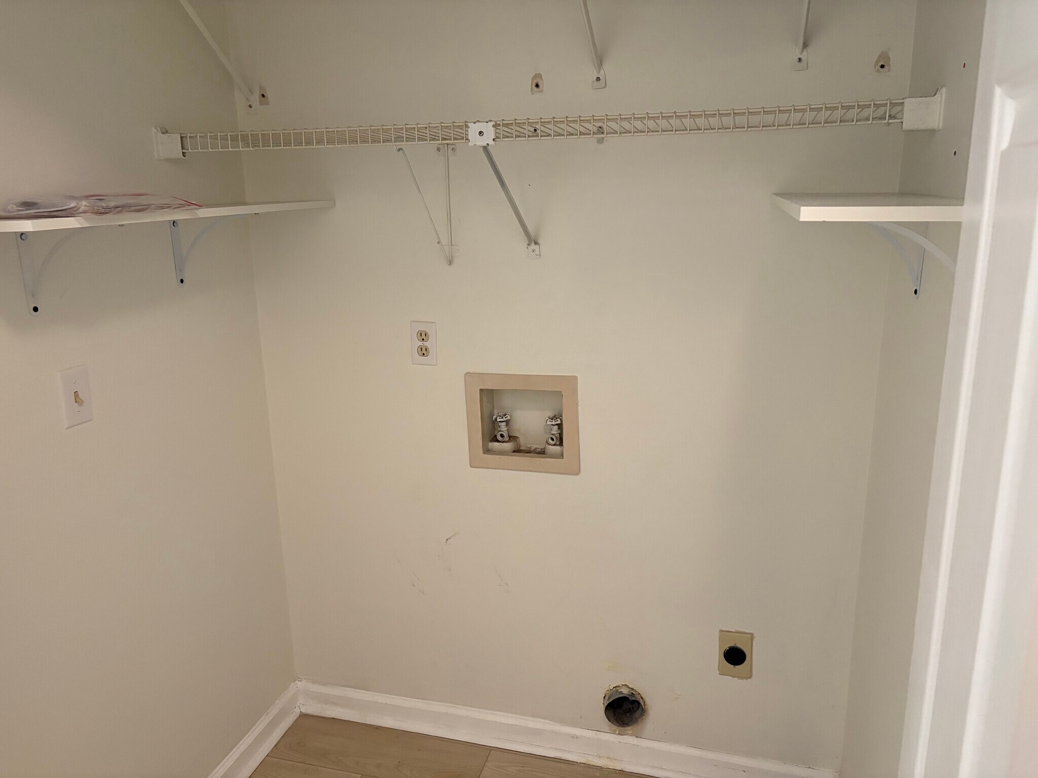 Laundry Area - 553 Memorial Dr Ext