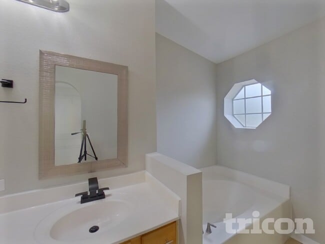 Building Photo - 916 Jayhil Dr