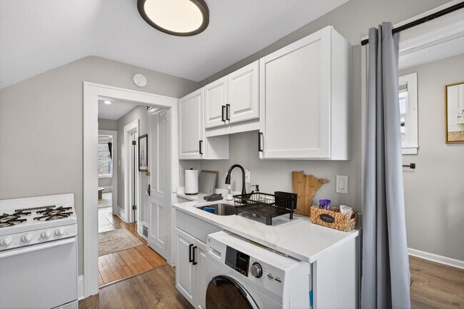 Building Photo - 3553 Dupont Ave S