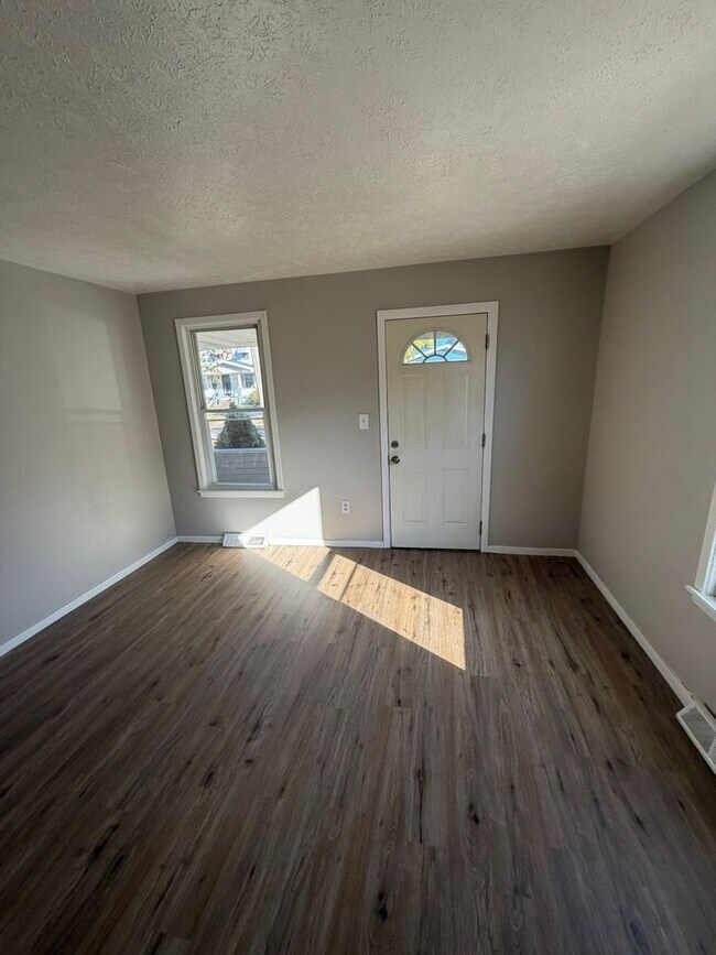 Building Photo - 2200 W 103rd St