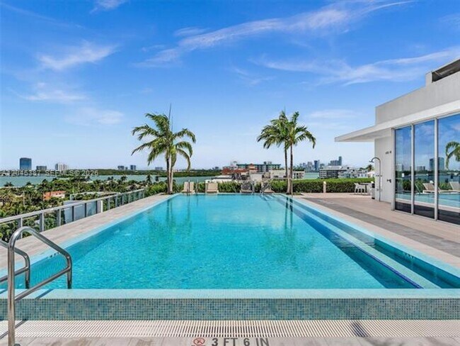 Building Photo - 9940 W Bay Harbor Dr