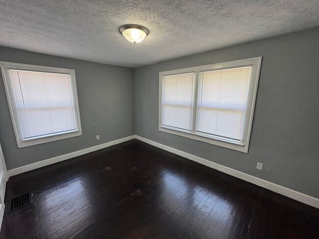 Building Photo - 712 Dequincy St