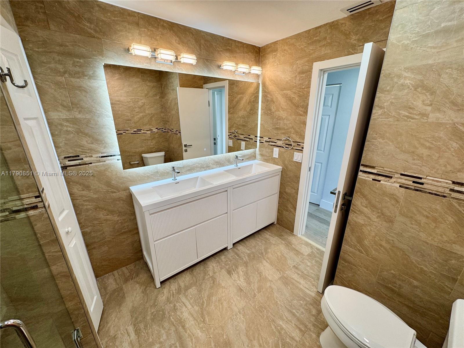 Building Photo - 323 Poinciana Island Dr