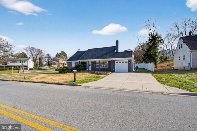 Building Photo - 2403 Kingsway Rd