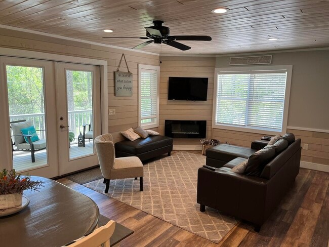 Building Photo - 251 Landwood Ln