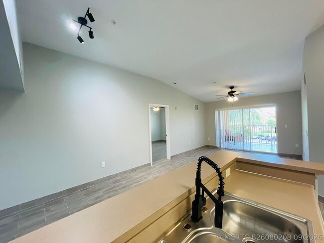 Building Photo - 161 SW Palm Dr