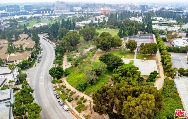 Building Photo - 5848 Canterbury Dr