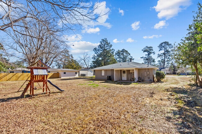 Building Photo - 404 Pine St