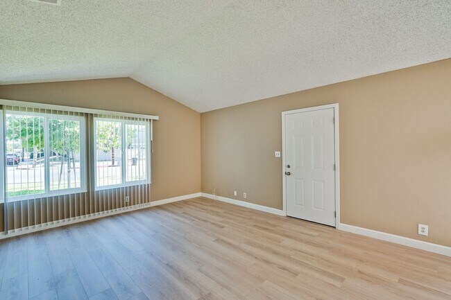 Building Photo - Remodeled 2 Bed 1 Bath Condo!