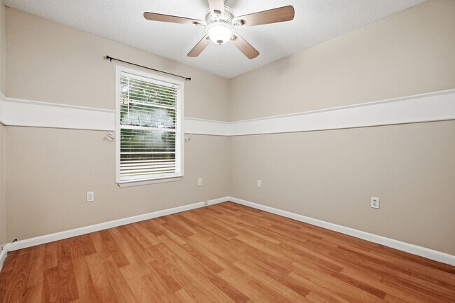 Building Photo - Prime Niceville Location!