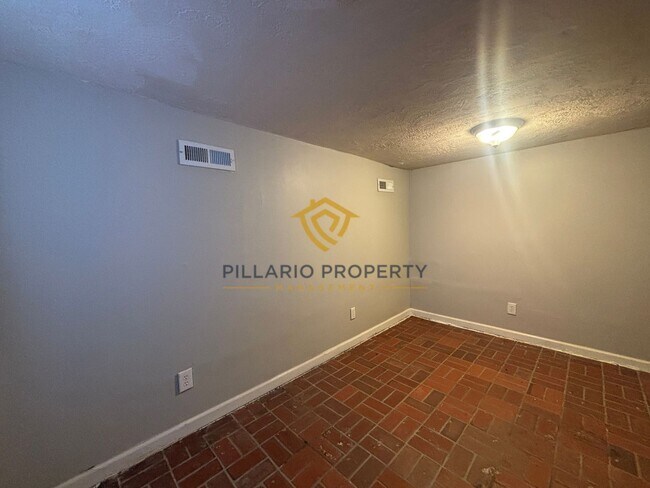 Building Photo - Renovated 3 Bedroom 2 Bathroom in Brookside Park available now!