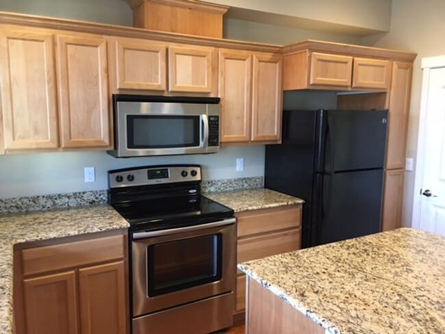 Building Photo - 3 LEVEL CONDO W/ UPGRADES, GARAGE/ FENCED ...