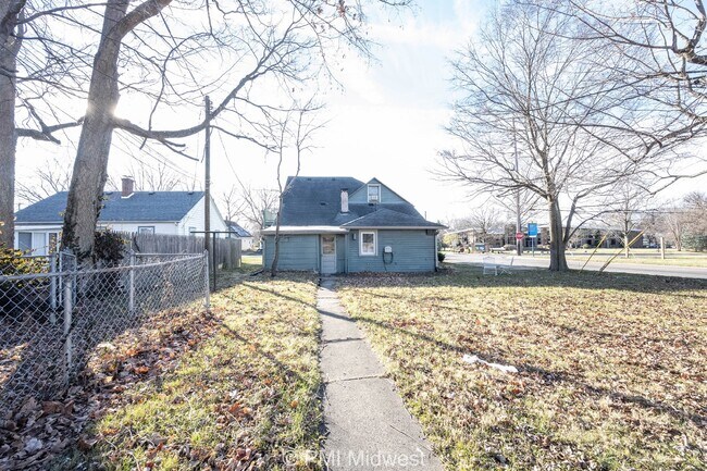 Building Photo - Charming 1-Bedroom Duplex with Modern Amenities in Mooresville!