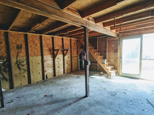 Building Photo - Lovely 3 Bedroom Rambler