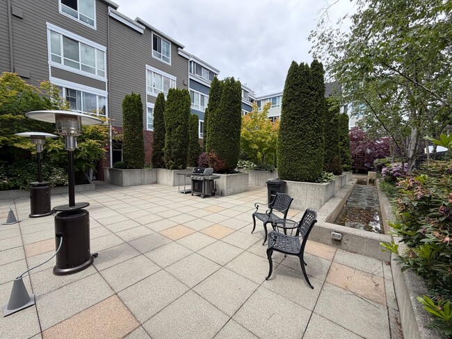 Building Photo - Bright Studio in Queen Anne!