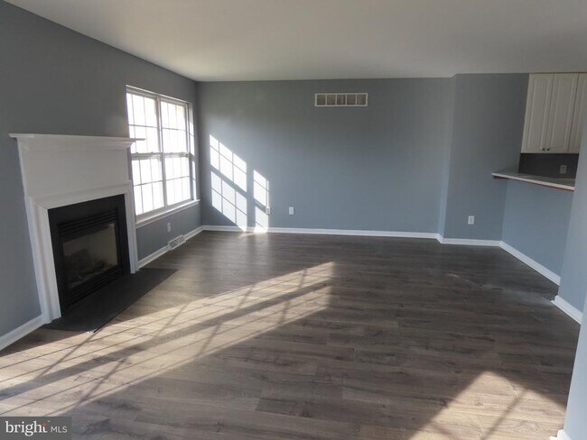 Building Photo - 104 E Sheldrake Cir