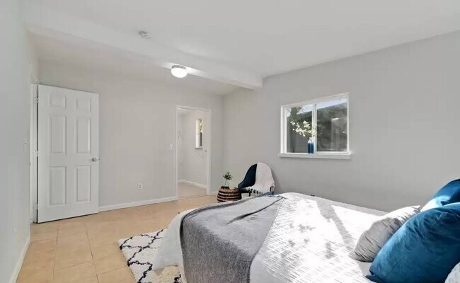 Building Photo - 621 W Prospect Rd