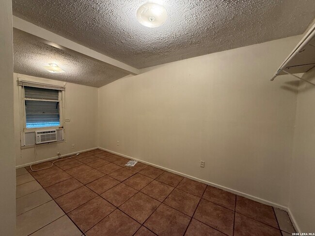 Building Photo - 374 Meredith Dr