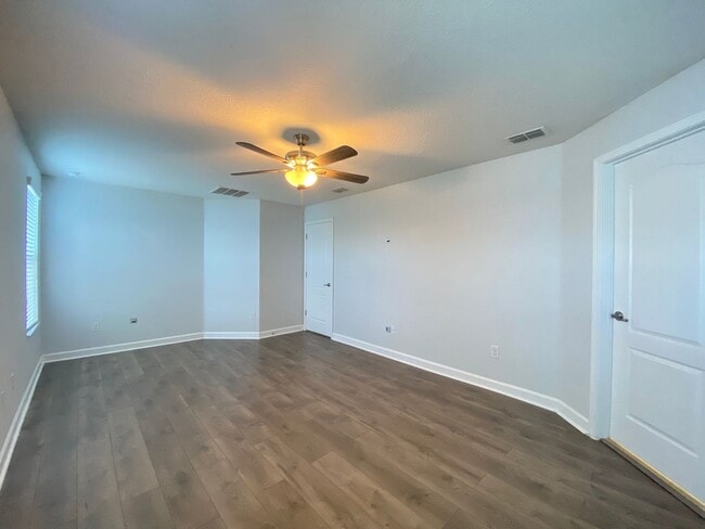 Building Photo - Spacious Waterfront 4BD/2.5BA Single Family Home in Orlando FL!