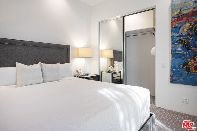 Building Photo - 6 Rocky Ln