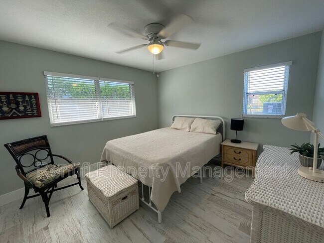 Building Photo - 1324 Miramar St